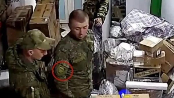 На поштовому відділенні російські військові відправляють посилки. Одягнені в однострої, позаду них багато пакунків