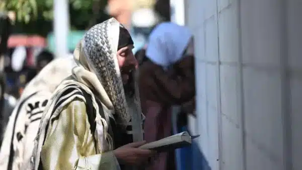 Єврейський чоловік молиться з книгою в руках