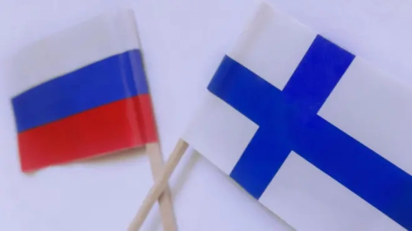 Російський і фінський прапори