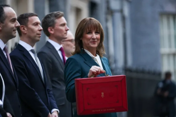 Британський канцлер казначейства Рейчел Рівз позує з червоною бюджетною коробкою біля свого офісу на Даунінг-стріт у Лондоні, Велика Британія, 26 листопада 2025 року. REUTERS/Ізабель Інфантес