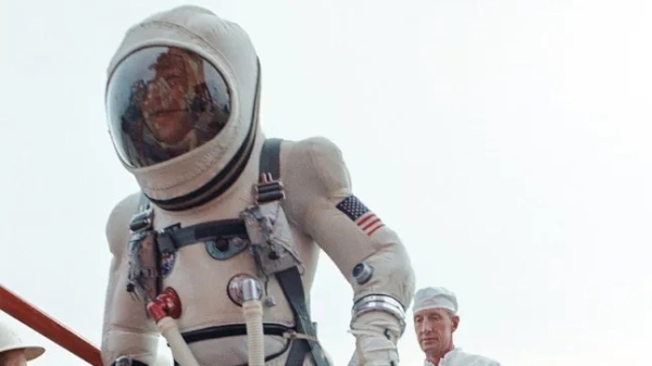 Астронавт Джеймс А. Ловелл-молодший, пілот космічного польоту Gemini-7 Національного управління з аеронавтики та дослідження космічного простору, грудень 1965 року