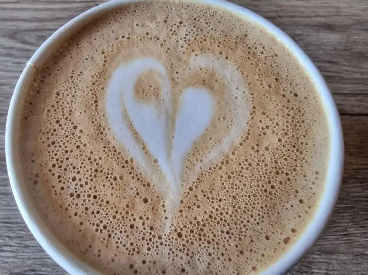 Хімія вашого тіла: що потрібно з'їсти вранці до чашки кави, щоб уникнути стрибка цукру кофе