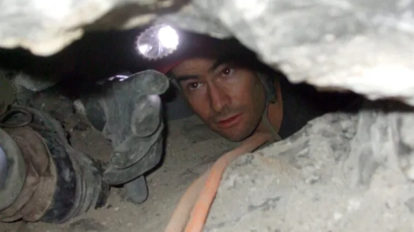 Рятувальник з рятувальної служби Utah Cave Rescue працює над звільненням Джона Джонса з глибини печери Nutty Patty. Джонс помер, застрягши в ущелині понад 27 годин (Фото: Офіс шерифа округу Юта). Фотографії надані Офісом шерифа округу Юта.