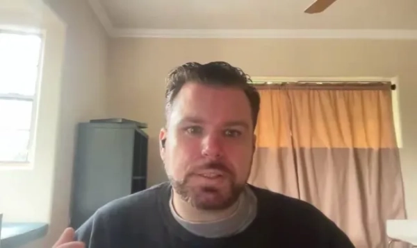 Це не моторошно, це моя мати: Як штучний інтелект «боти горевання» оживляють мертвих. Генеральний директор компанії зі штучним інтелектом, яка цифровим способом відтворює померлих близьких, заявив, що технології, що означає, що реальне, а що ні, «починають розвиватися». Джастін Гаррісон заснував You, Only Virtual (YOV) після того, як його матері поставили діагноз рак 4 стадії. Колишній режисер сказав, що він прийшов у світ технологій, щоб усвідомити їхній потенціал «допомогти полегшити процес горя». Компанія почала як спосіб зберегти ці стосунки з матір&#39;ю, створивши цифровий аватар, відомий як Versona, на час її смерті. Її метою було відобразити унікальність стосунків, як сказав пан Гаррісон, хоча одночасно може бути багато персонажів, існує лише один він і одна вона «одно для одного». На веб-сайті YOV засновник цитується, пояснюючи, що фраза «частина мене теж померла» є неточною для позначення горя, оскільки ця частина «все ще жива та усвідомлює, але в неї більше немає єдиної людини, для якої вона була створена».