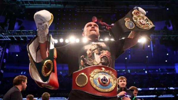 Олександр Усик святкує після того, як став новим чемпіоном світу після бою за титул чемпіона у важкій вазі між Ентоні Джошуа та Олександром Усиком на стадіоні &quot;Тоттенгем Готспур&quot; 25 вересня 2021 року в Лондоні, Англія