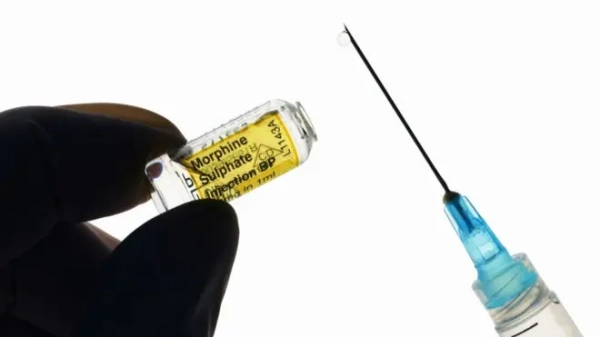 Рука, яка робить укол морфіну