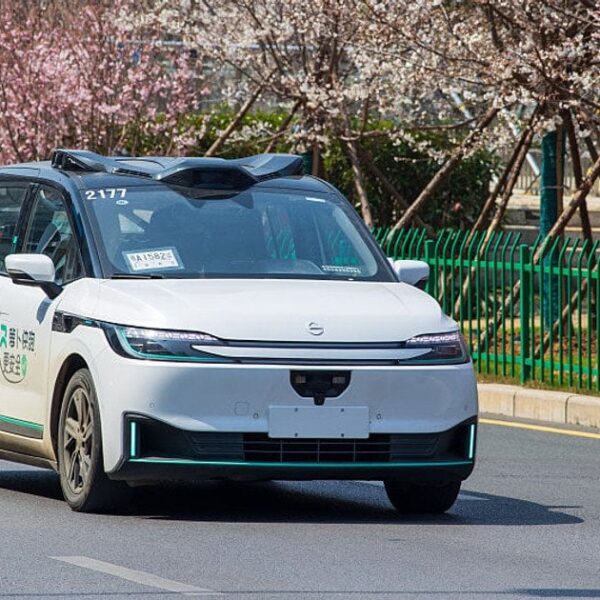 Повстання роботаксі в Ухані: сто автомобілів раптово зупинилися, перекривши дорогу