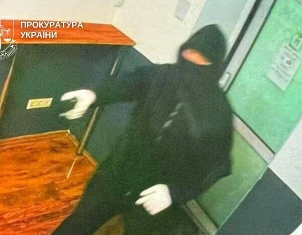 Чоловіка, який напав на обмінник, щоб покрити свої борги, підозрюють у злочині.