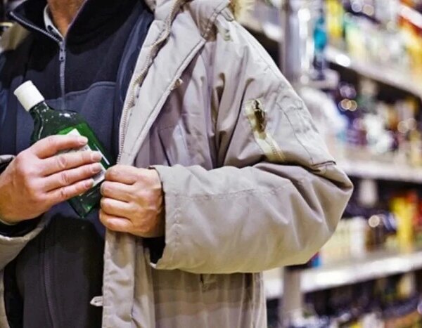 П’яний чоловік, що вкрав пляшку горілки з магазину, засуджений до семи років позбавлення волі.