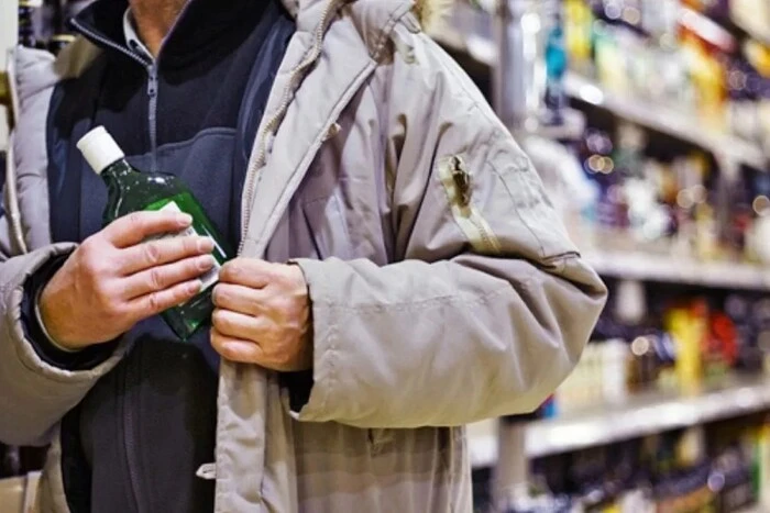 П’яний чоловік, що вкрав пляшку горілки з магазину,&hellip;