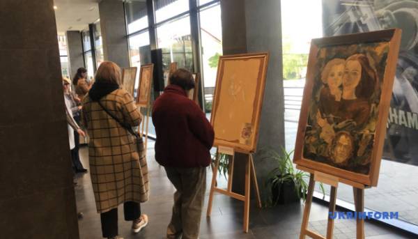 У місті Чернівці з нагоди 90-ї річниці від дня народження кінорежисера Юрія Іллєнка було відкрито виставку його художніх робіт. 14