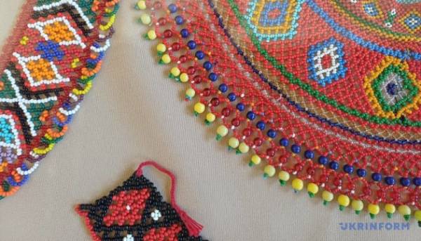 Музей Прикарпаття показав 10 намистних виробів із фондів та посібник для їх виготовлення.