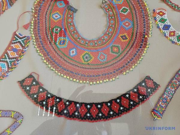 Музей Прикарпаття показав 10 намистних виробів із фондів та посібник для їх виготовлення. 8