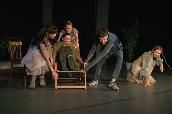 У місті Лева відбудеться показ вистави «Тут буде сад» із застосуванням жестової мови. 6