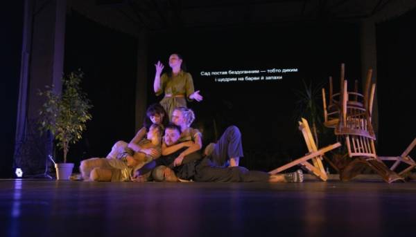 У місті Лева відбудеться показ вистави «Тут буде сад» із застосуванням жестової мови. 9