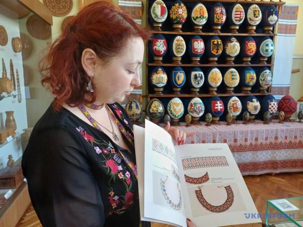 Музей Прикарпаття показав 10 намистних виробів із фондів та посібник для їх виготовлення. 6