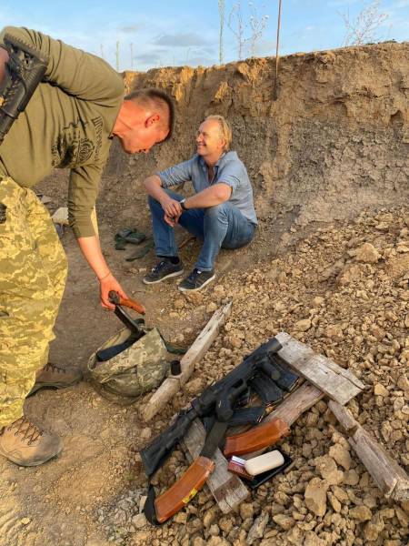 Українську відзнаку "За заслуги" III ступеня вручили нідерландському доброчинцю за його допомогу Україні. 16 Українську відзнаку "За заслуги" III ступеня вручили нідерландському доброчинцю за його допомогу Україні. 16