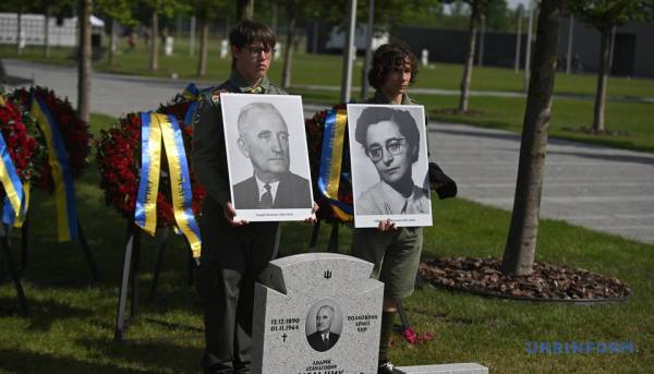 Лідера ОУН Андрія Мельника та його дружину перепоховали на Національному військовому меморіалі. 23 Лідера ОУН Андрія Мельника та його дружину перепоховали на Національному військовому меморіалі. 23