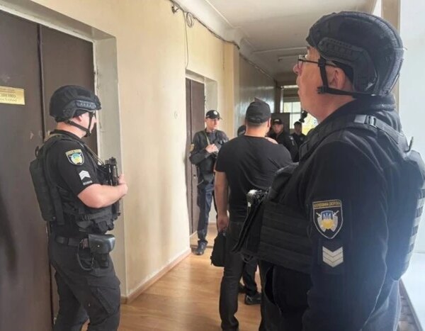 ПОРТАЛ новин 69 Стрілянина в будівлі місцевої влади на Кіровоградщині: одна особа травмована.