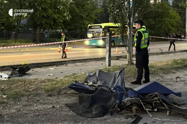 Водій у Дніпрі врізався в зупинку з людьми: є загиблий 14