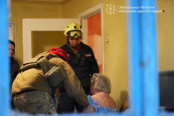 Ворог завдав удару по житловому будинку в Запоріжжі: припинено подачу газу, є жертви 19 Ворог завдав удару по житловому будинку в Запоріжжі: припинено подачу газу, є жертви 19