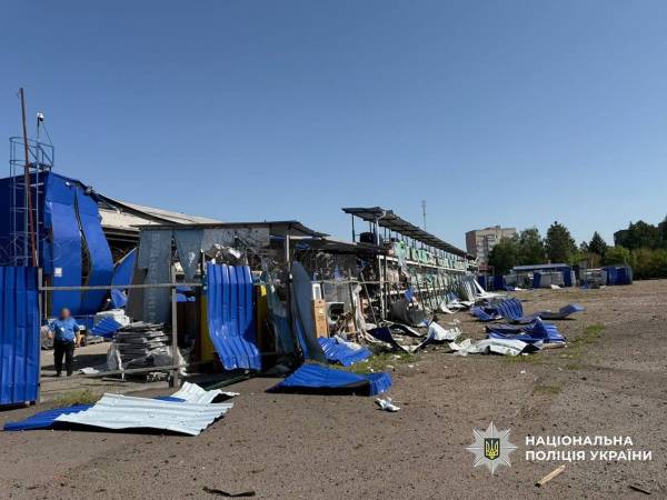 Російська ракета вразила центр Прилук, внаслідок чого у лікарні помер 15-річний юнак. 13