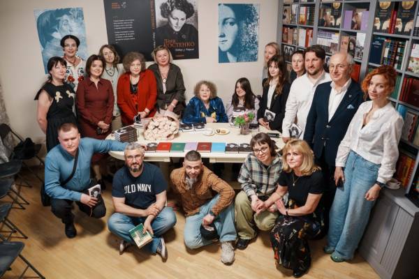 Ліна Костенко представила збірку поезії «Вітер із Марса» 6