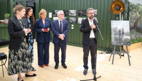 ПОРТАЛ новин 74 Погляди з неба: У Каннах відкрилася виставка пам’яті фотографів, що документували російсько-українську війну