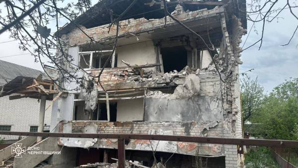 Російська ракета вразила центр Прилук, внаслідок чого у лікарні помер 15-річний юнак. 17