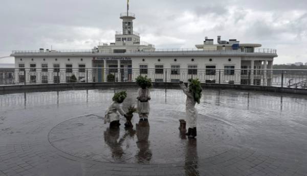 Фігури основоположників Києва вбрали у трипільський одяг