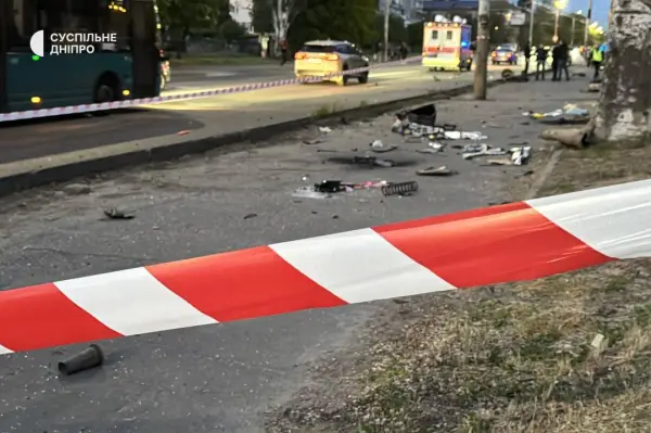 Водій у Дніпрі врізався в зупинку з людьми: є загиблий 13