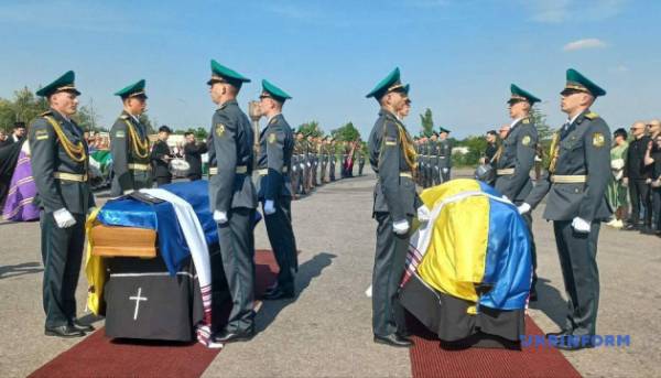 До України привезли прах лідера ОУН Андрія Мельника і його дружини 10 До України привезли прах лідера ОУН Андрія Мельника і його дружини 10