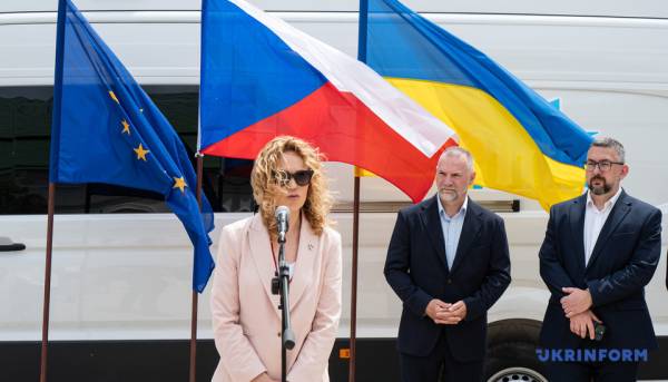 Чеська Республіка подарувала Києво-Печерському заповіднику мобільну станцію для оцифрування 15 Чеська Республіка подарувала Києво-Печерському заповіднику мобільну станцію для оцифрування 15