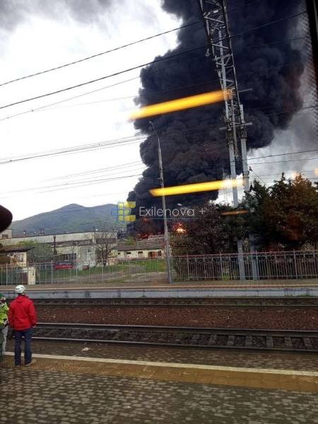 Клуби чорного диму окутали Туапсе: з'явилися вражаючі кадри наслідків атаки на нафтопереробний завод 14