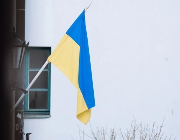 ПОРТАЛ новин 91 Латвійська поліція заарештувала чоловіка через український прапор: які його дії?
