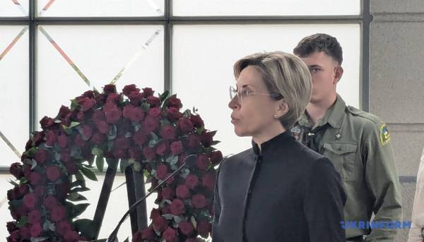 Люксембург передав Україні останки Андрія Мельника, лідера ОУН, та його дружини для подальшого перепоховання. 17 Люксембург передав Україні останки Андрія Мельника, лідера ОУН, та його дружини для подальшого перепоховання. 17