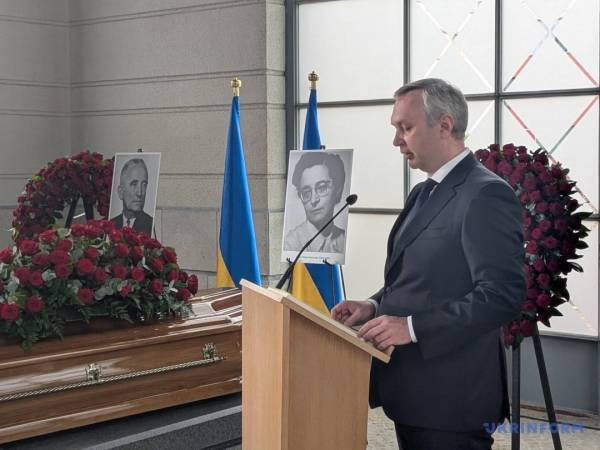 Люксембург передав Україні останки Андрія Мельника, лідера ОУН, та його дружини для подальшого перепоховання. 18 Люксембург передав Україні останки Андрія Мельника, лідера ОУН, та його дружини для подальшого перепоховання. 18
