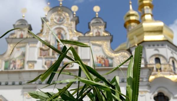 Православні християни відзначають Зелені свята.