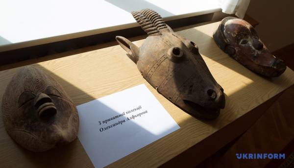 У Києві презентували експозицію африканських масок 15