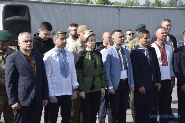Пане полковнику Мельник, ласкаво просимо до України! 25