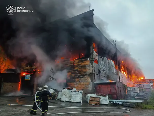 Сильна пожежа вирувала в Ірпені пів ранку: що відомо (фото, відео) 7 / © ДСНС у Київській області