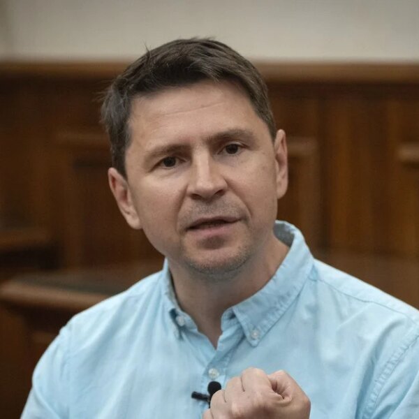 “Аеропорти перемир’я”: Подоляк пояснив стратегію України
