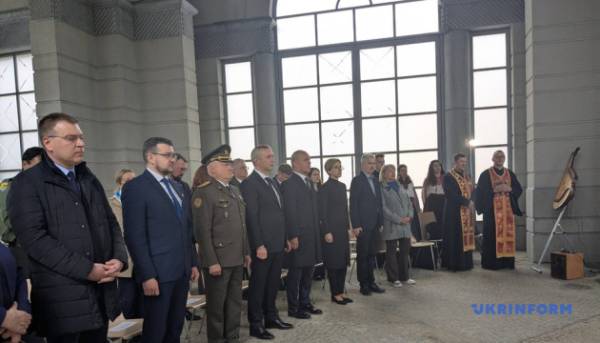 Люксембург передав Україні останки Андрія Мельника, лідера ОУН, та його дружини для подальшого перепоховання. 20 Люксембург передав Україні останки Андрія Мельника, лідера ОУН, та його дружини для подальшого перепоховання. 20