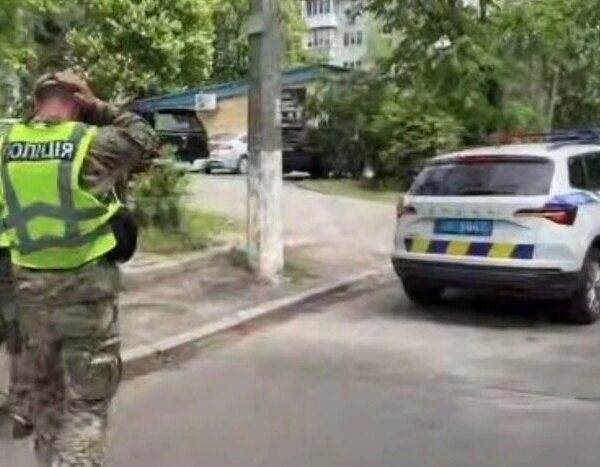 ПОРТАЛ новин 81 У столиці військовослужбовець, перебуваючи у стані сильного алкогольного сп’яніння, погрожував вибухом житлової будівлі та скоєнням самогубства.