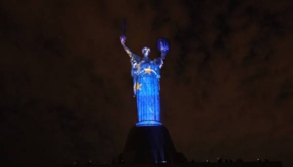 Монумент «Батьківщина-мати» прикрасили у кольори прапора ЄС з&hellip;