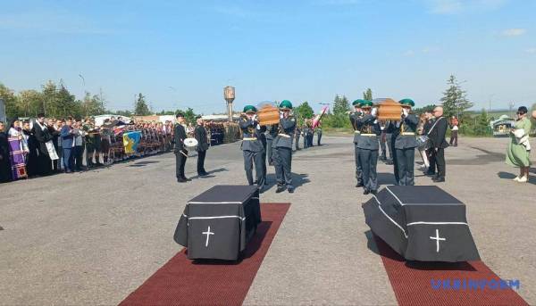 До України привезли прах лідера ОУН Андрія Мельника і його дружини 9 До України привезли прах лідера ОУН Андрія Мельника і його дружини 9