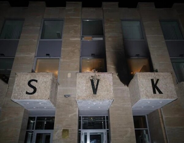 Невідомі особи кинули пляшки із запальною сумішшю у Російський центр науки і культури в Празі (з фотографіями)