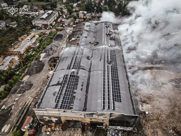 Сильна пожежа вирувала в Ірпені пів ранку: що відомо (фото, відео) 6 / © ДСНС у Київській області