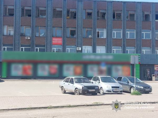 Російська ракета вразила центр Прилук, внаслідок чого у лікарні помер 15-річний юнак. 12