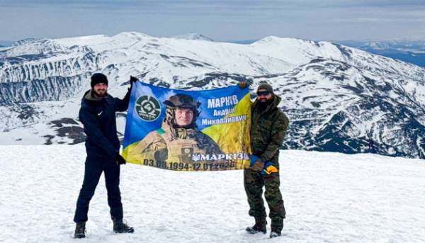 Національна гвардія вшанувала загиблих товаришів піднявшись на Говерлу.